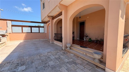 Villa a Pochi Passi, Completa di Tutti i Servizi. Buono Stato.